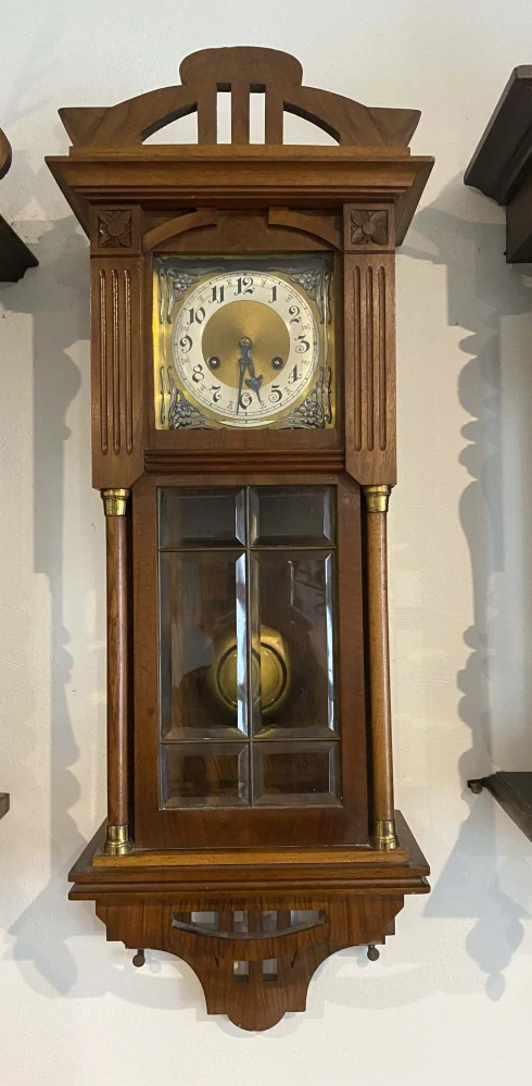 Starší mechanické hodiny s kyvadlem a bitím