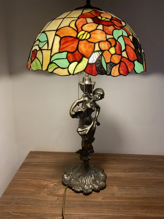Elegantní stolní lampa “Tiffany”