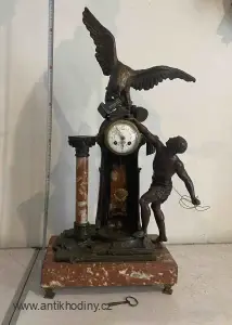 Starožitné francouzské figurální krbové hodiny