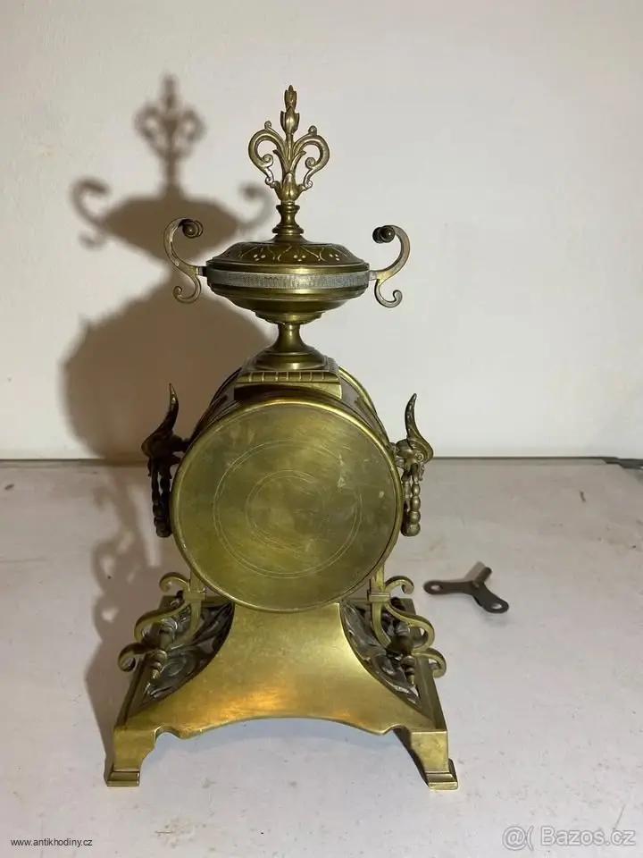 Staré krbové mechanické hodiny