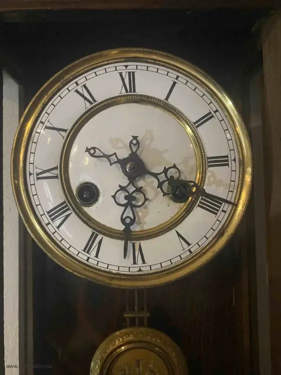 Starožitné nástěnné mechanické hodiny s kyvadlem