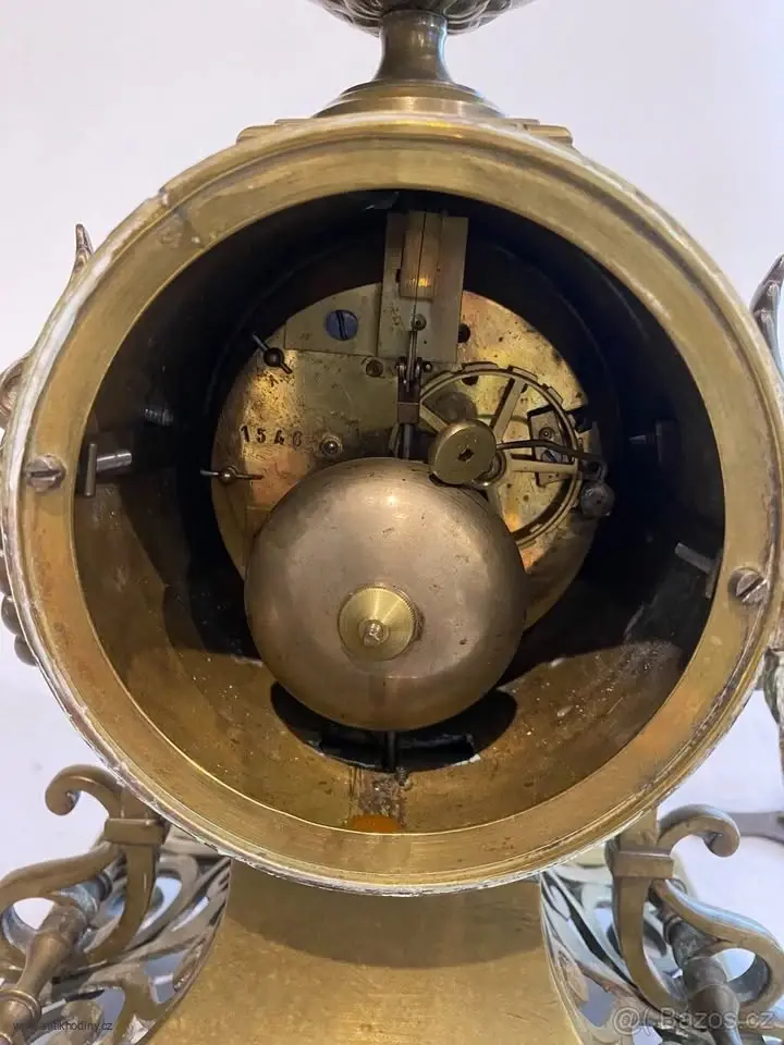 Staré krbové mechanické hodiny