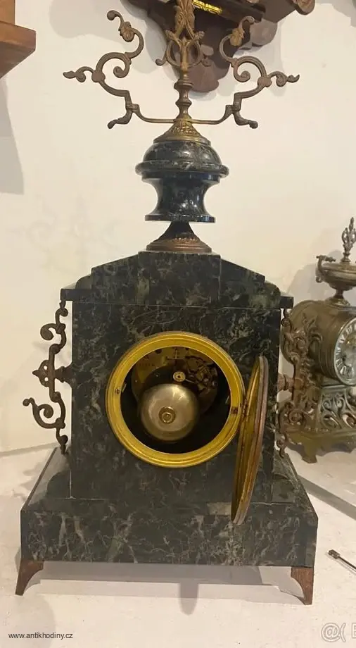 Francouzské krbové hodiny s mechanickým pérovým strojkem