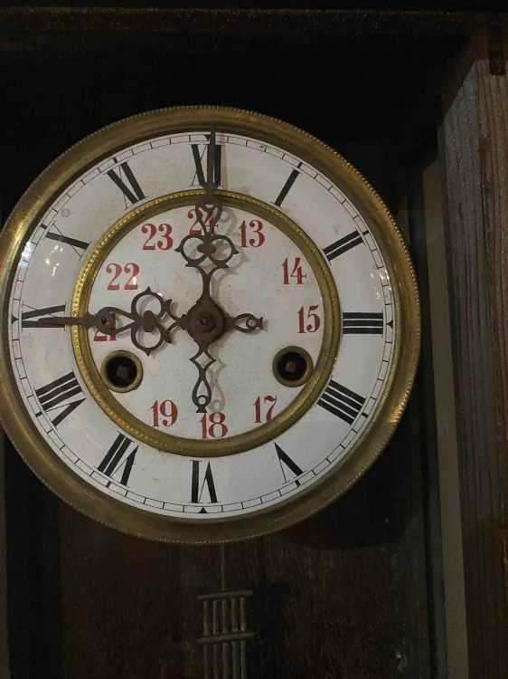 Mechanické dřevěné kyvadlové hodiny