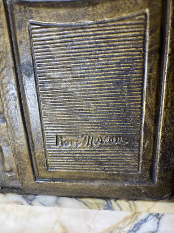 Francouzské figurální krbové hodiny s garniturou