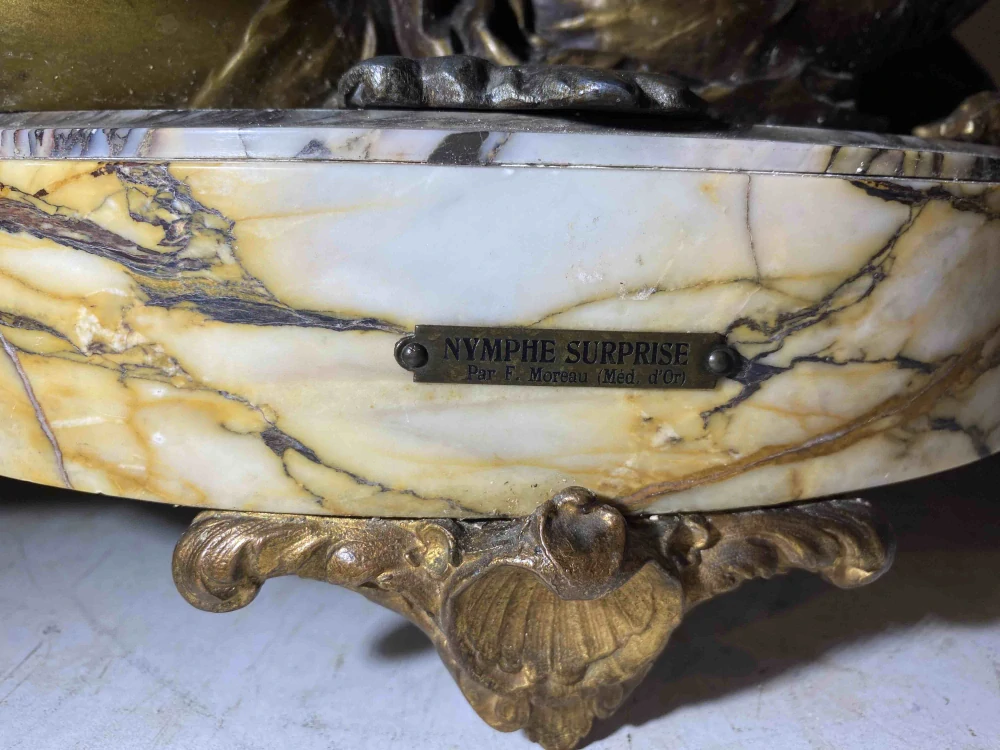 Francouzské figurální krbové hodiny s garniturou