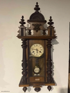 Originální černoleské nástěnné hodiny s kyvadlem