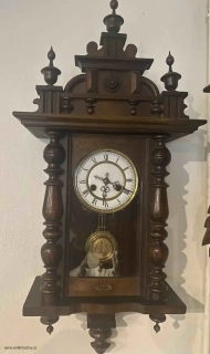 Starožitné nástěnné mechanické hodiny s kyvadlem