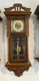 Starší mechanické hodiny s kyvadlem a bitím