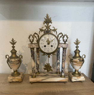 Francouzské portikové hodiny s párovými vázami – přelom 19. a 20. století